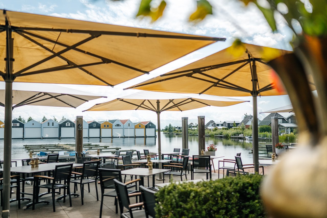 Terras aan het water