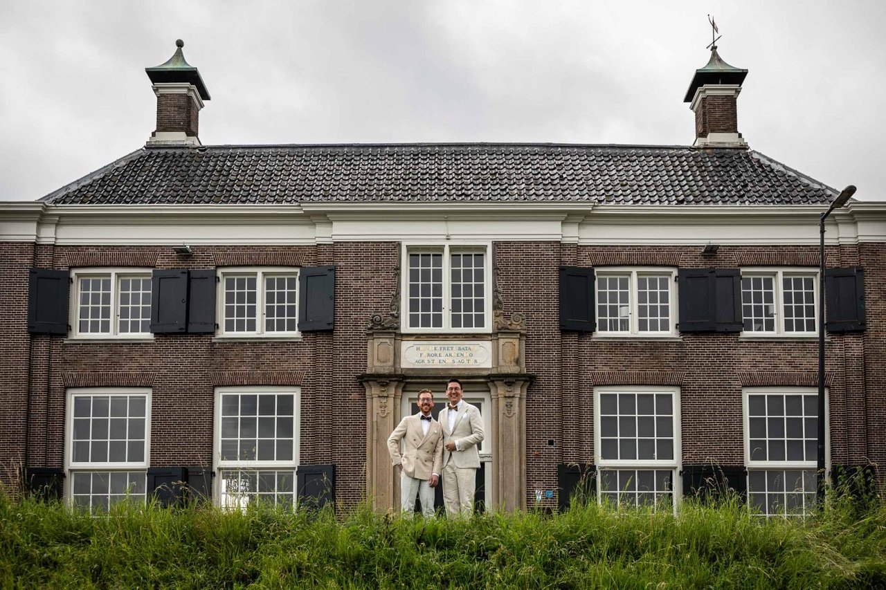 Happy couple voor het Gemeenlandshuis 