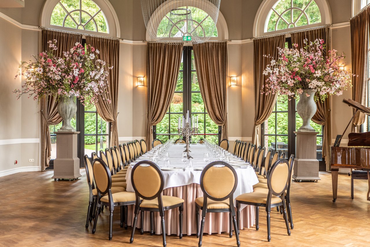 Diner aan lange tafel in Oranjerie