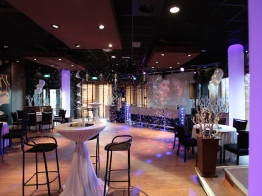 Feestzaal met DJ