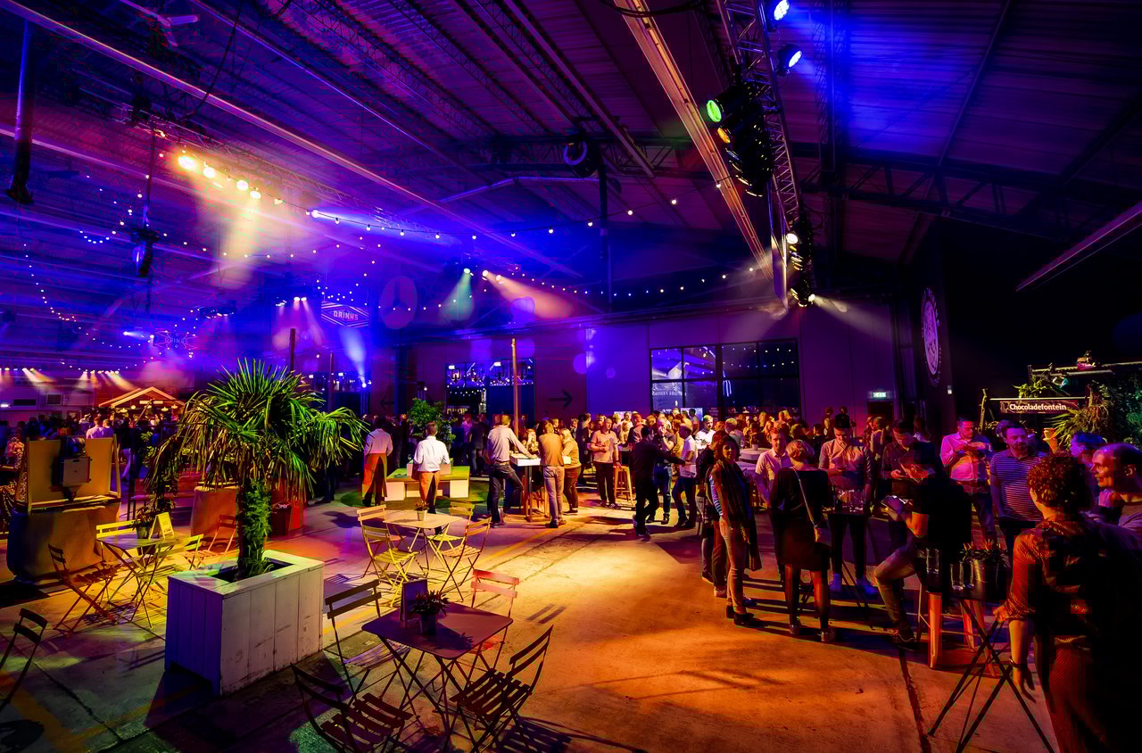Oostkamp - Hangar 11 - Binnen - Catering - inrichting - netwerken - professionele lichten - Vliegveld Twenthe Evenementenlocatie