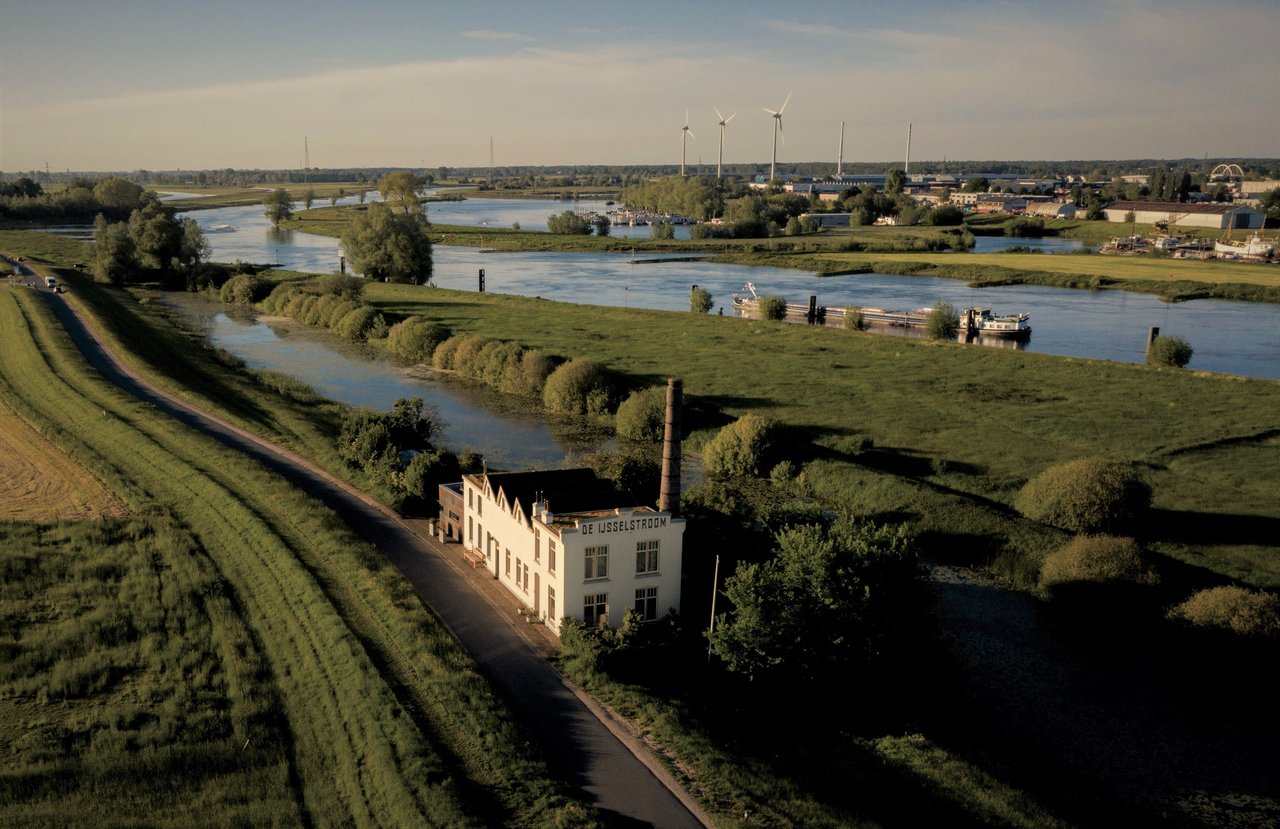 De IJsselstroom liggend in de uiterwaarden 