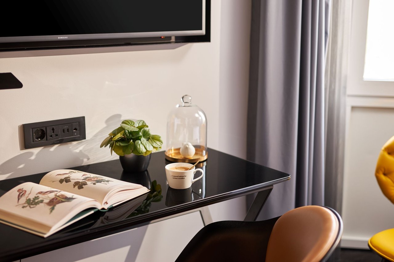 Superior Queen rooms desk