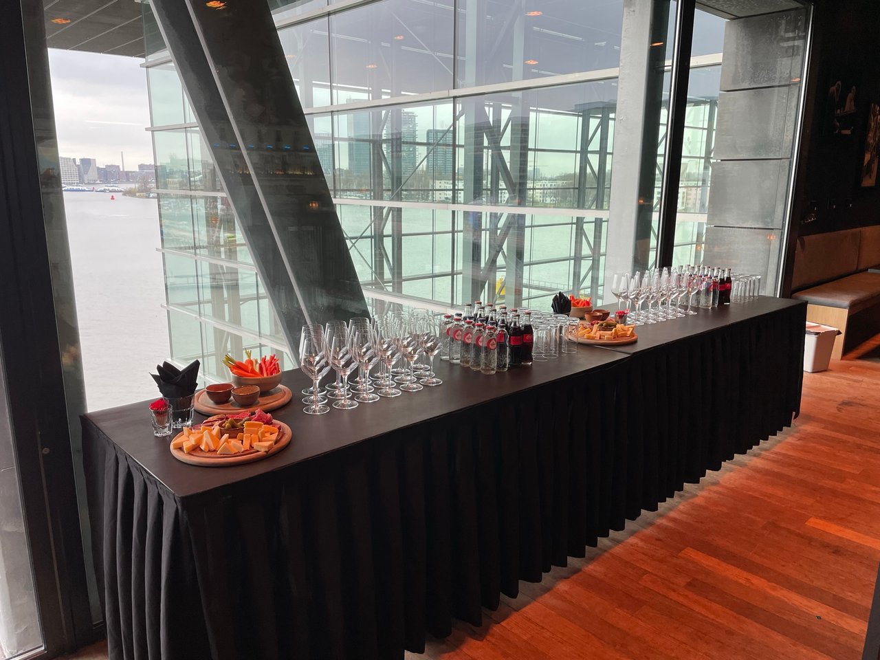 Ontvangstruimte met koffie- en thee buffet in ons café