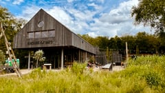House of Bird met terras, gelegen aan de rand van het Diemerbos.