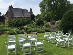 De ceremonie kan in de intieme kasteeltuin worden voltrokken.