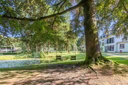 Landhuis - buiten met vijver en schommelstoelen.jpg