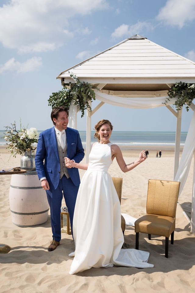 Ons paviljoen is compleet ingericht om aan al jullie wensen te voldoen. Met een eigen bar, een veranda rondom, een terras met (cocktail)bar, comfortabele loungebanken en gezellige borreltafels, hebben we aan alles gedacht om jullie dag speciaal te maken. Zowel binnen als op het terras is de indeling flexibel, waardoor het paviljoen geschikt is voor zowel grote als kleinere bruiloften.

Op het stukje privé strand staat een wit prieel voor de ceremonie. Ook is het mogelijk om binnen te trouwen.