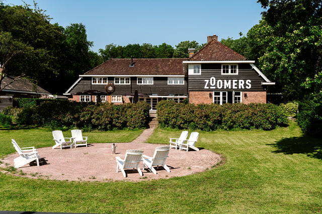 Boshotel Zoomers aan het Bos is een prachtige locatie midden in het Bos bij Castricum, met het Bos als achtertuin en het strand op steenworp afstand is dit de ideale locatie voor een retreat, vergadering of bijeenkomst