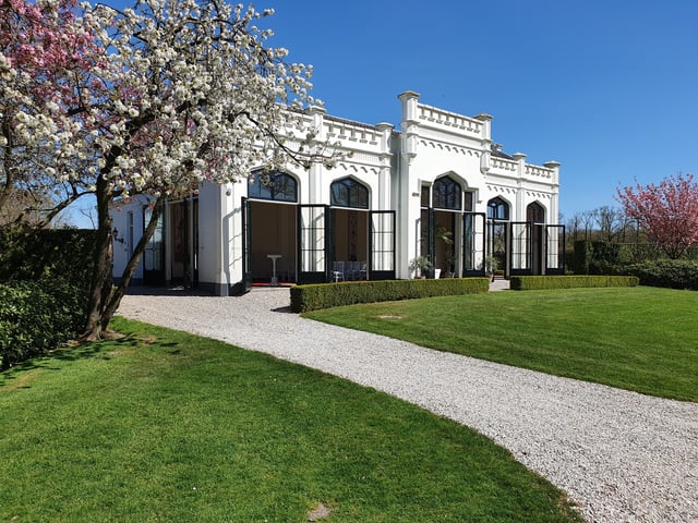 De Oranjerie van Landgoed Sandenburg is een trouwlocatie in Langbroek, bij Utrecht. De Oranjerie ligt in de tuin van Kasteel Sandenburg.