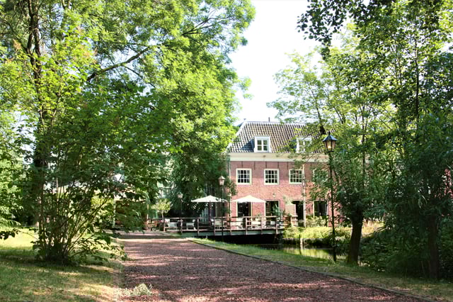 Het Koetshuis heeft een mooie oprijlaan waar het bruidspaar met het vervoer een mooie entree maakt tot aan het ruime terras waar familie en vrienden het bruidspaar staan op te wachten.