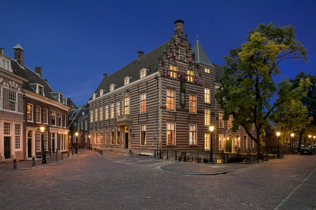 Gelegen naast de Domtoren in Utrecht, biedt onze historische evenementenlocatie de perfecte setting voor zakelijke evenementen, meetings, brainstorms en bruiloften. Omringd door een rijke geschiedenis, gecombineerd met moderne faciliteiten, garanderen wij een inspirerende omgeving voor jouw evenement. Boek vandaag nog een rondleiding, wij vertellen je graag over de mogelijkheden.