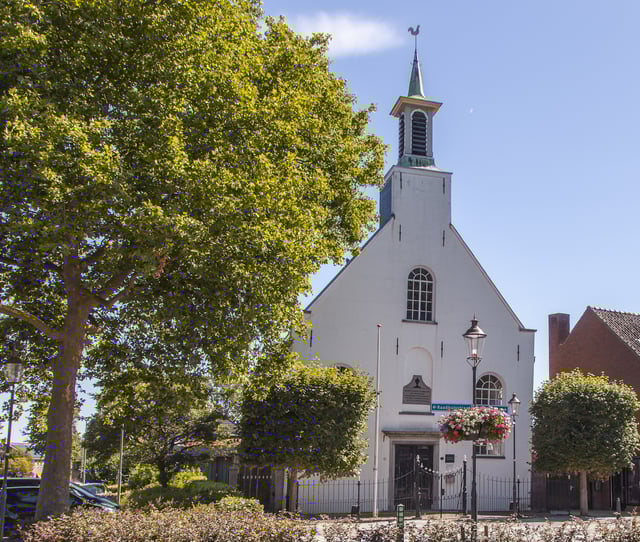 U ziet hier de voorkant van het kerkje gezien vanaf de Hoofdstraat.