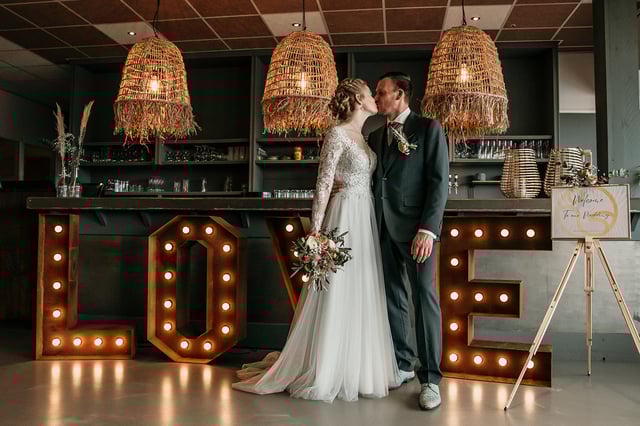 Tijdens het felicitatie moment kunnen de gelukwensen in
ontvangst genomen worden, onder het genot van een hapje en
een drankje! Je kunt kiezen uit verschillende arrangementen,
waarmee je bent verzekerd van een onvergetelijke avond