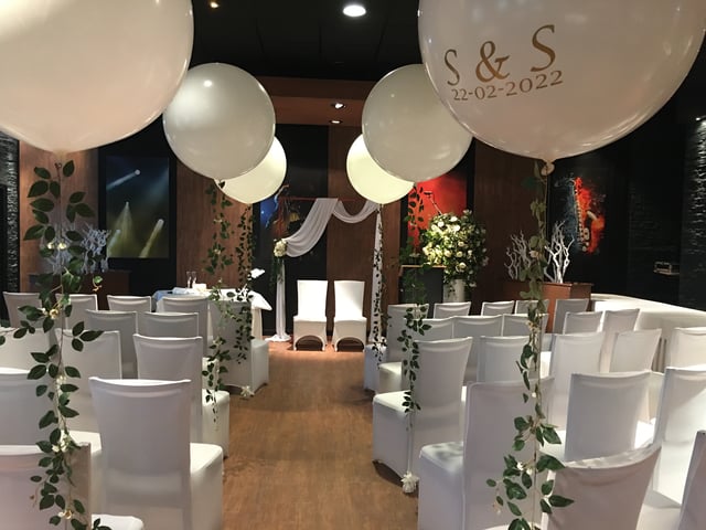 Een unieke locatie om te trouwen. Onze moderne zalen lenen zich uitstekend voor een intieme en sfeervolle huwelijksceremonie.

Een extra zaal voor de ceremonie met een geluidset en spreekgestoelte. De persoonlijke begeleiding vanuit onze zijde. Ontvangstruimte voor het bruidspaar. Heerlijk hapjes en drankjes.

Alle aandacht en inzet, ook op de momenten dat de zenuwen de overhand willen nemen.