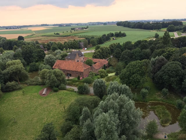 Landgoed de Schinvelderhoeve gelegen midden in het groene Limburgse landschap.