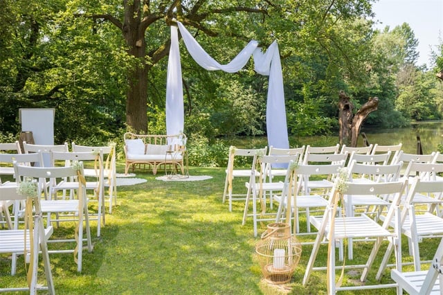 Ceremonie op het grasveld met uitzicht op de fortgracht