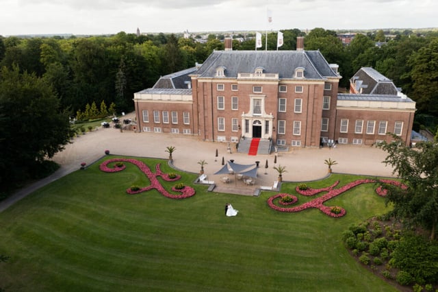 Slot Zeist, gelegen in het groen.