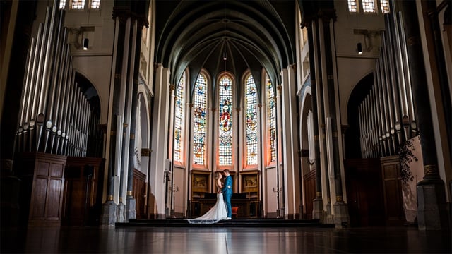 Trouwen in een voormalige kerk. Onze locatie in Klundert, Noord-Brabant, zorgt voor een klassiek sprookjeshuwelijk met alle moderne faciliteiten.