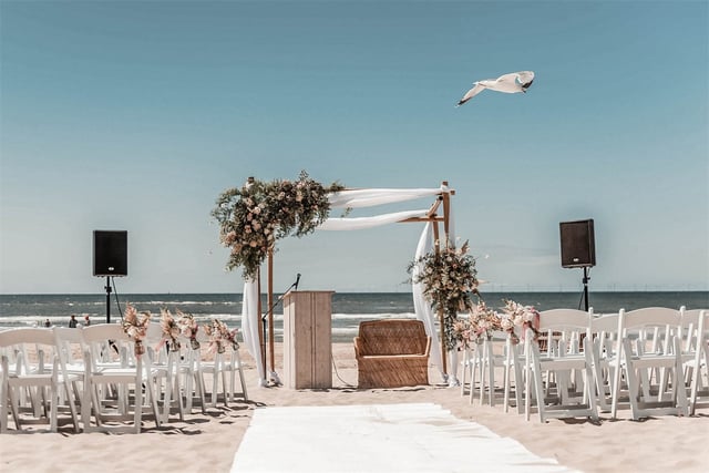 Prachtige ceremonie op het stand met zand tussen je voeten