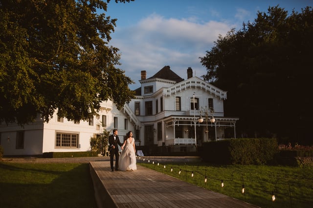 Bruidspaar entree op het landgoed om buiten te trouwen