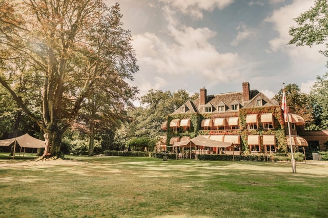 Landgoed Huize Bergen is dé perfecte locatie als jullie de bruiloft op één locatie wensen te vieren. Zowel voor het aankleden voor de grote dag, de ceremonie, de toast, het aansnijden van de taart, het diner, het bruisende feest én een overnachting in onze bruidssuite verwelkomen wij jullie graag. In de ochtend staat er een héérlijk uitgebreid ontbijt voor jullie en jullie gasten klaar zodat er teruggekeken kan worden naar een onvergetelijke trouwdag.
