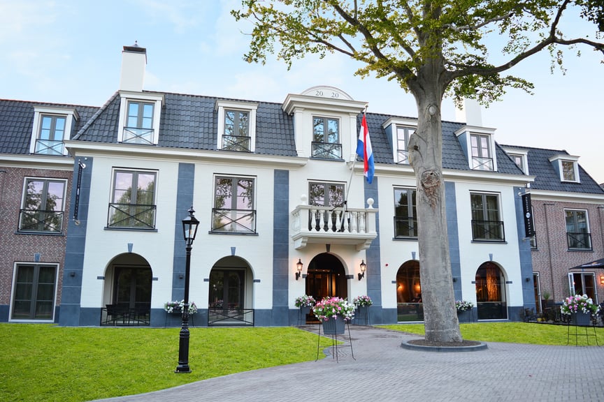 Statig hotelgebouw strandhotel haamstede
nederlandse vlag aan statig gebouw
