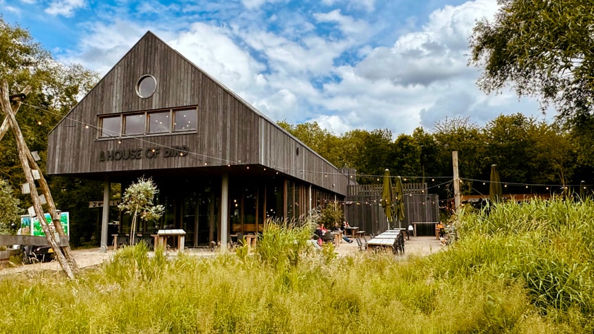 House of Bird met terras, gelegen aan de rand van het Diemerbos.