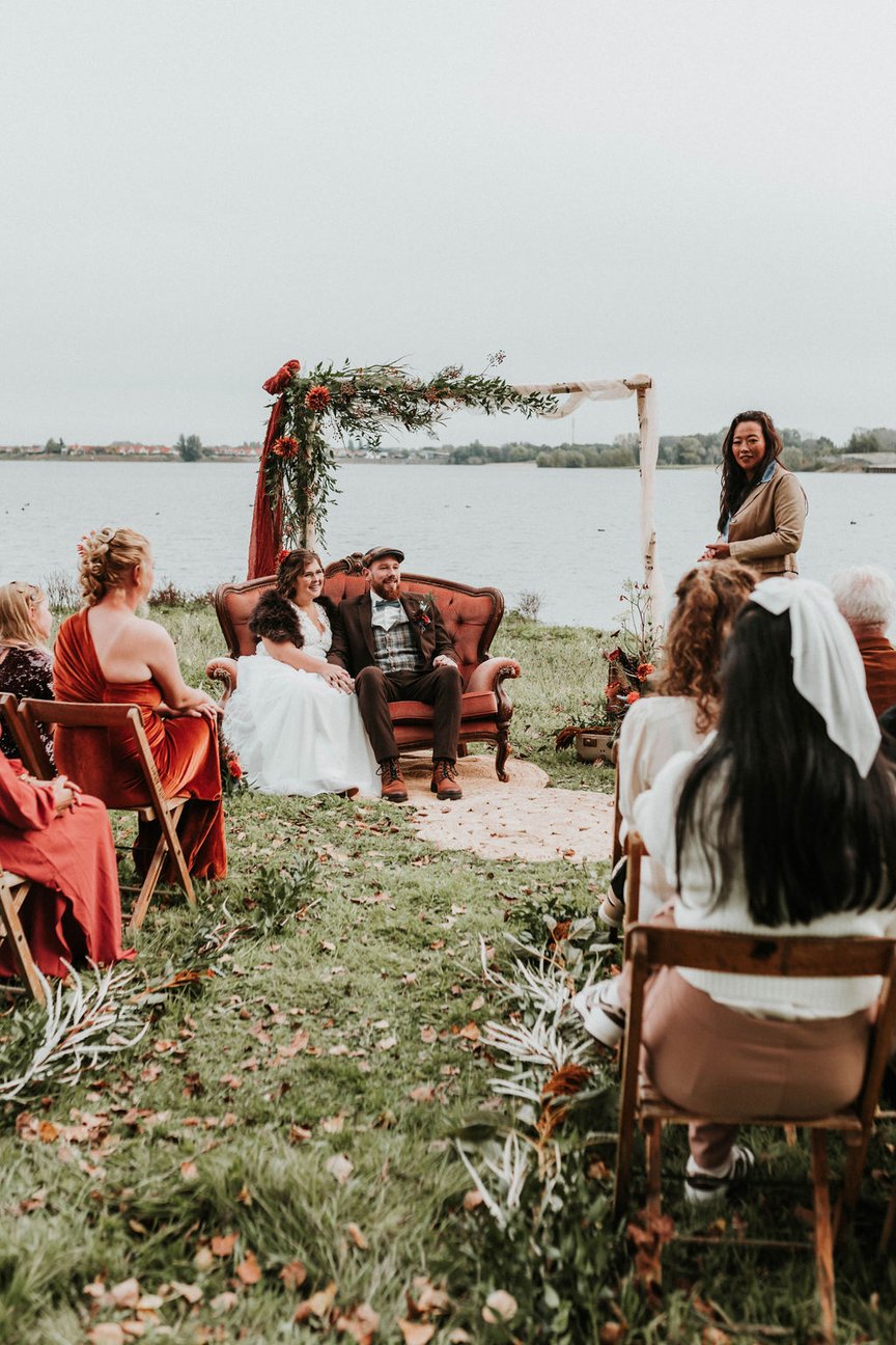Trouwen aan het water, wat ons betreft perfect voor een romantische setting. Lijkt het weer wat minder goed te zijn? Dan hebben wij ook binnen prachtige ruimtes.