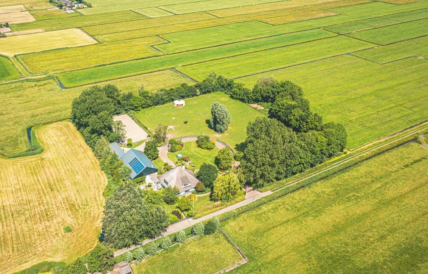 Avalon vanuit de lucht: Waar het gras echt groener is! Zelfs zonder filter... 

Zodra je Avalon's poorten passeert, stap je een wereld van kalmte en sereniteit binnen. Het voelt direct anders - een soort energie die je niet kunt verwoorden, maar die je moet beleven. Het is alsof je een geheime tuin betreedt, waar je op een dieper niveau met anderen kunt verbinden. Dat is de Avalon-ervaring die we voor jou hebben gecreëerd. Benieuwd? Laten we samen de mogelijkheden verkennen!