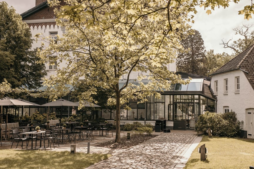 Het gezellige terras van het karakteristieke landgoed Château De Raay.