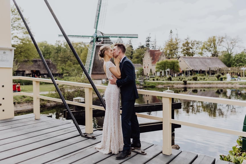 Het Openluchtmuseum vormt een werkelijk betoverende en unieke trouwlocatie die jouw bijzondere moment een onvergetelijk tintje geeft. Te midden tussen de bomen en historische gebouwen, is het museum een unieke trouwlocatie in Arnhem.