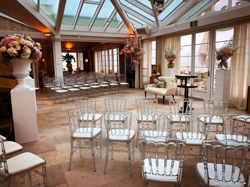Ons glazen plafond zorgt voor veel licht en een ruimtelijk gevoel. Onze serre is de perfecte ruimte voor zowel een ruimtelijke als een intieme en romantische setting voor jullie ceremonie.