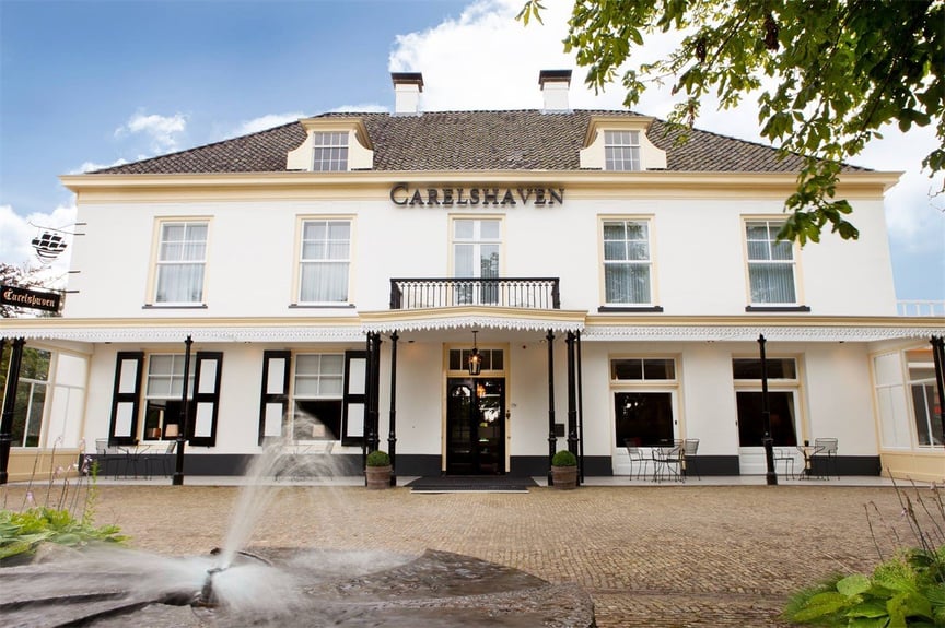 Het vooraanzicht van Carelshaven.