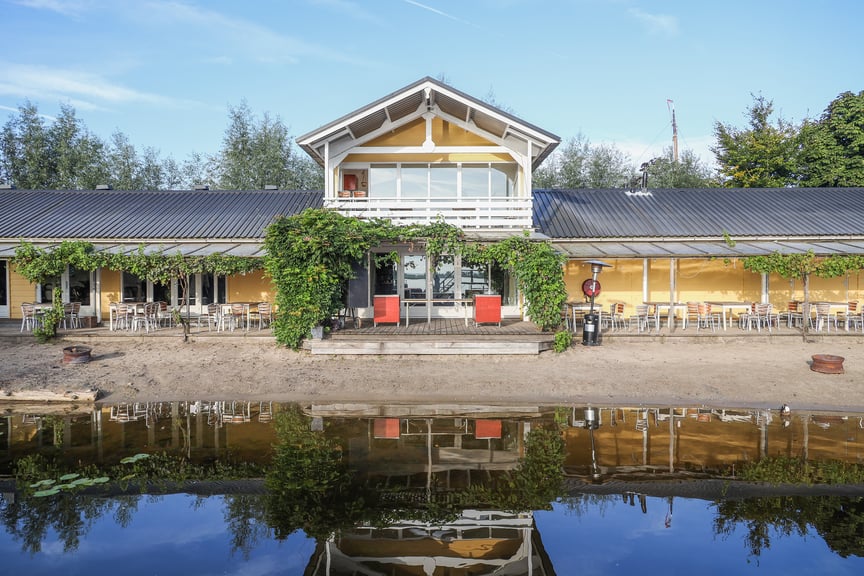 Het strandhuis ligt gelegen in de haven van Vinkeveen Haven - Zeilchool Vinkeveen. Met de locatie aan het strandje en uitzicht op de Vinkeveense Plassen is dit een mooie en unieke locatie.