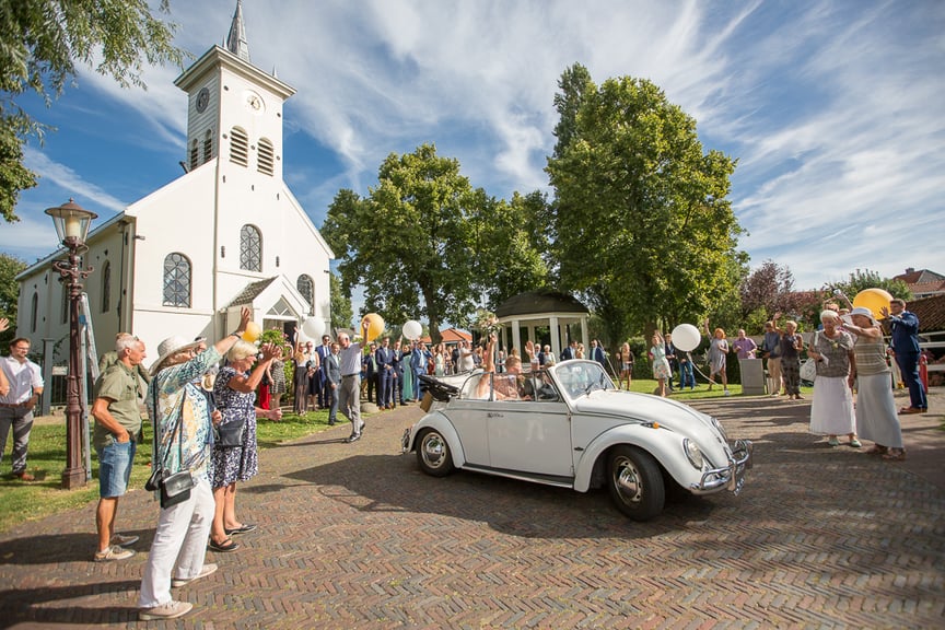 aankomst trouwauto bij de Schellingwouderkerk