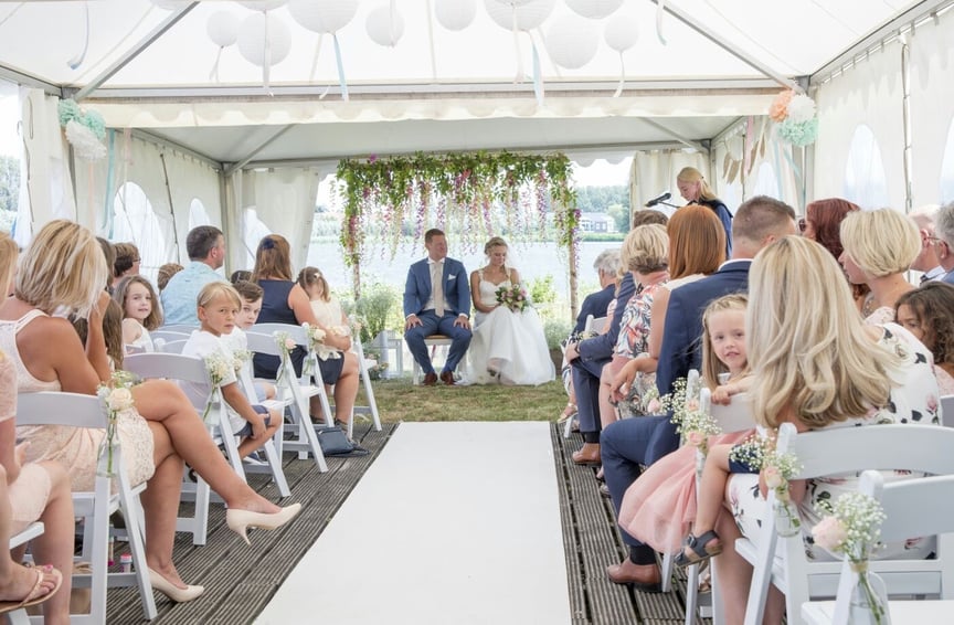 Een buitenceremonie onder een stretchtent