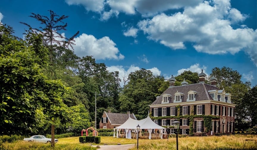 Foto van het achttiende eeuwse Hoofdhuis op het landgoed van Buitenplaats Doornburgh. Naast het Hoofdhuis staat een grote stretchtent.