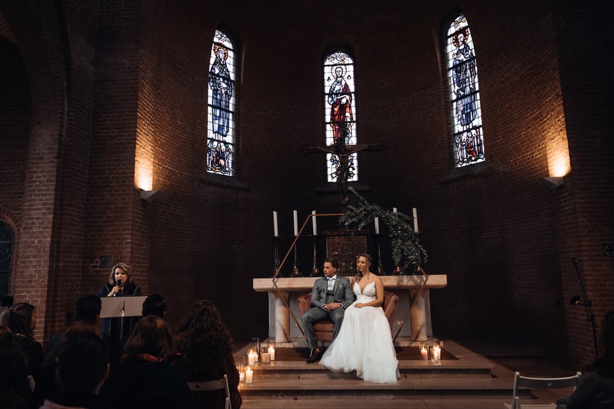 Ceremonie in de kerk van Willibrordhaeghe
