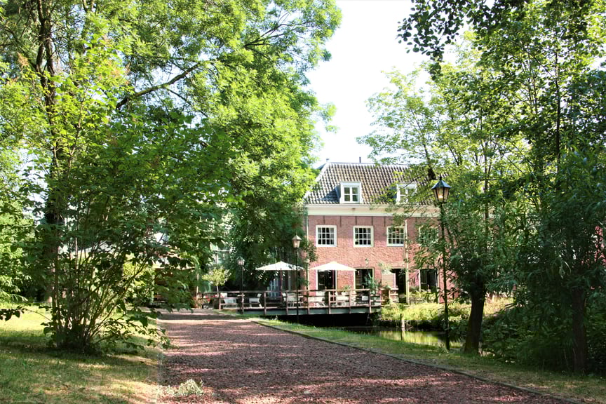 Het Koetshuis heeft een mooie oprijlaan waar het bruidspaar met het vervoer een mooie entree maakt tot aan het ruime terras waar familie en vrienden het bruidspaar staan op te wachten.