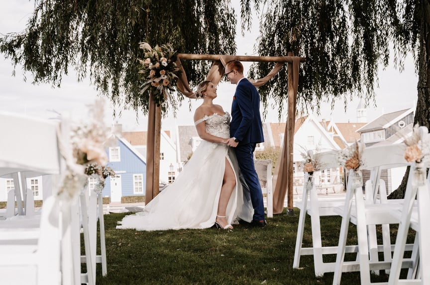 Ceremonieopstelling bij de Kalkovens onder de grote boom.
