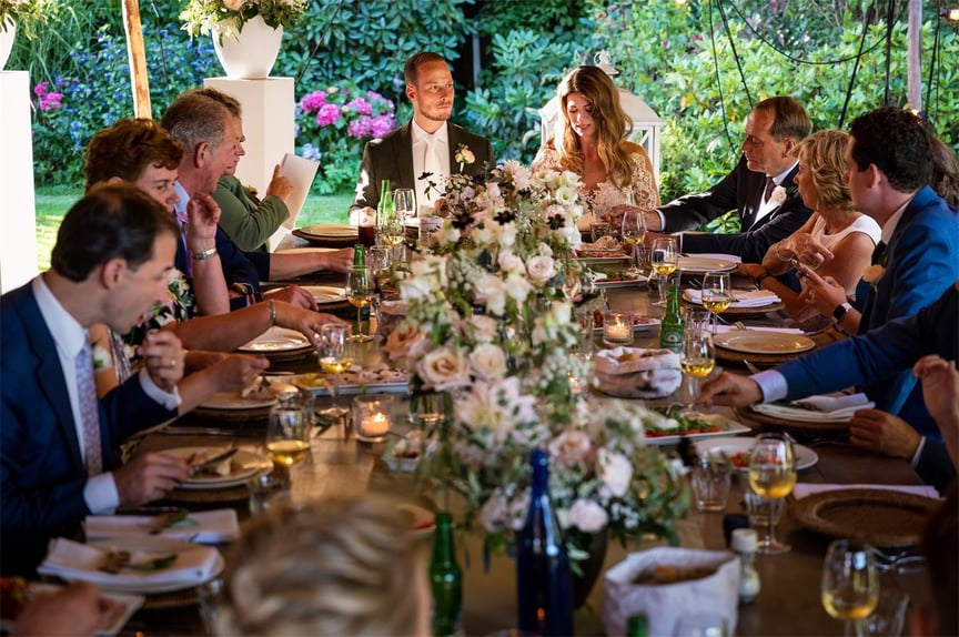 Genieten van een mooi diner aan de lange tafels met de tuin als decor.