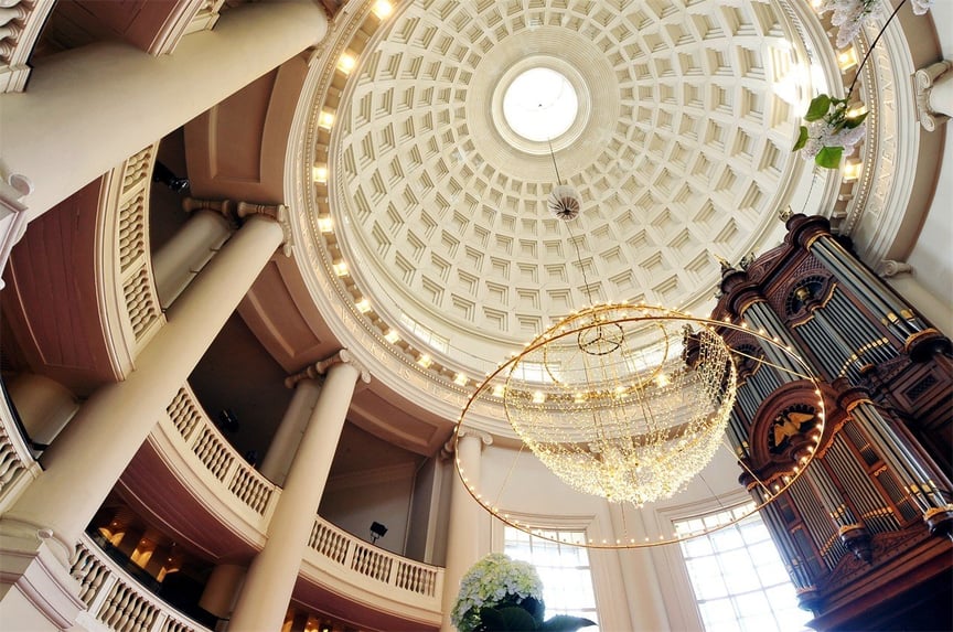 Zowel het orgel als de kroonluchter zijn een monument.