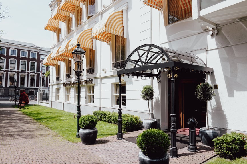 Entrée Carlton Ambassador Hotel