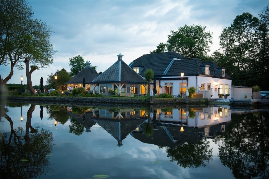 Onze locatie met verlichting