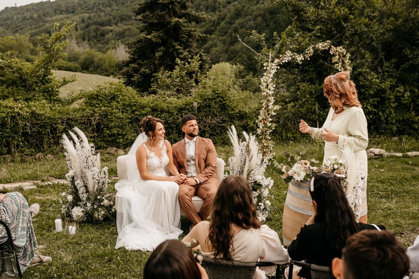 In een hoekje van het charme resort met schitterend uitzicht over de omliggende groene heuvels hebben we een speciale ceremonieplaats gecreëerd. Bloemstukken zorgen voor een romantische look en de stoelen en het 'gangpad' worden ook versierd. Op verzoek is een witte loper mogelijk. 

De Babs houdt haar of zijn toespraak vanaf het authentieke wijnvat en uiteraard ontbreekt de Italiaanse sjerp niet. Veel Italiaanser wordt het niet.