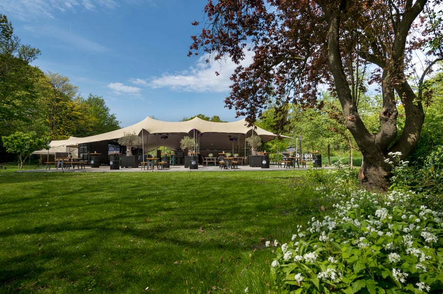 Te Werve Buiten ligt in Rijswijk op een landgoed van 26 hectaren. De locatie ligt een het water en is exclusief af te huren.