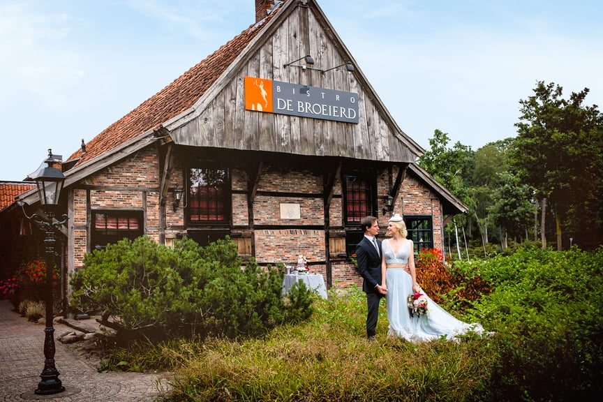 Bruidspaar voor de voormalige boerderij De Broeierd