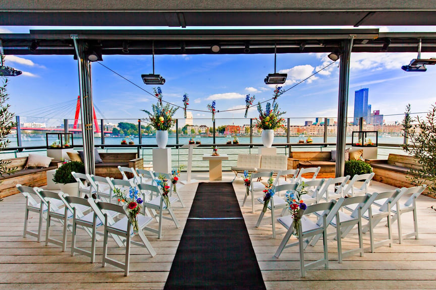 Ceremonieopstelling op het terras met uitzicht op het water