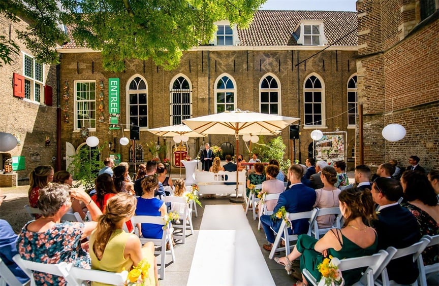 Het Museumcafe is dus dé locatie bij uitstek indien u op een professionele wijze u huwelijk stijlvol wilt inluiden.
Van een intiem samenzijn met een aantal speciale vrienden en familieleden of juist een speciale happening die u groots viert met iedereen erbij.
Bij het museumcafé worden uw wensen tot in de kleinste details voorbereid en uitgevoerd (van 2 tot 150 personen).
Het enige wat u nog hoeft te doen is te beamen; *JA IK WIL!!